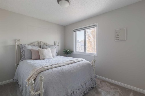 724 Prestwick Circle Se, Calgary, AB - Indoor Photo Showing Bedroom