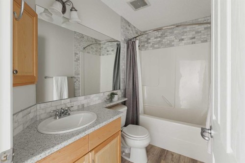 724 Prestwick Circle Se, Calgary, AB - Indoor Photo Showing Bathroom