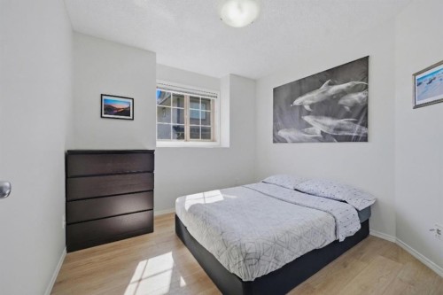 106-31 Everridge Square Sw, Calgary, AB - Indoor Photo Showing Bedroom