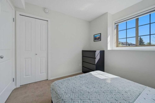 106-31 Everridge Square Sw, Calgary, AB - Indoor Photo Showing Bedroom
