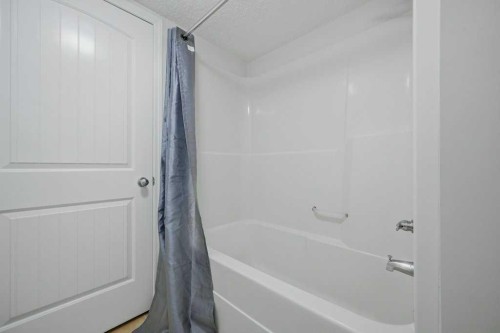 106-31 Everridge Square Sw, Calgary, AB - Indoor Photo Showing Bathroom