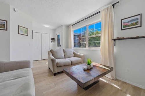 106-31 Everridge Square Sw, Calgary, AB - Indoor Photo Showing Living Room