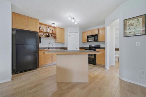106-31 Everridge Square Sw, Calgary, AB - Indoor Photo Showing Kitchen