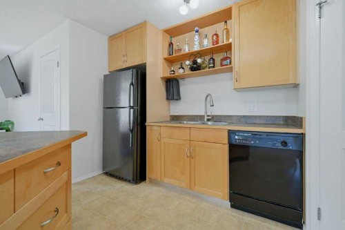 106-31 Everridge Square Sw, Calgary, AB - Indoor Photo Showing Kitchen