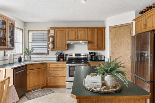 112 Hidden Ranch Crescent Nw, Calgary, AB - Indoor Photo Showing Kitchen
