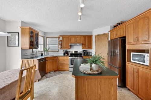 112 Hidden Ranch Crescent Nw, Calgary, AB - Indoor Photo Showing Kitchen