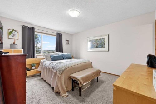 112 Hidden Ranch Crescent Nw, Calgary, AB - Indoor Photo Showing Bedroom