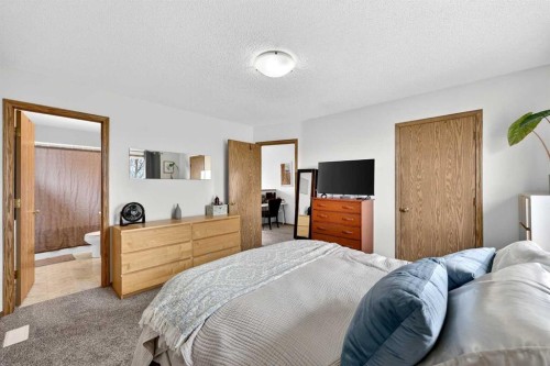 112 Hidden Ranch Crescent Nw, Calgary, AB - Indoor Photo Showing Bedroom
