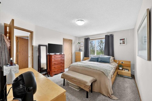 112 Hidden Ranch Crescent Nw, Calgary, AB - Indoor Photo Showing Bedroom