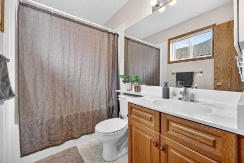 112 Hidden Ranch Crescent Nw, Calgary, AB - Indoor Photo Showing Bathroom