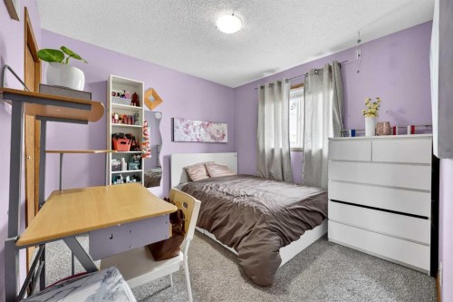 112 Hidden Ranch Crescent Nw, Calgary, AB - Indoor Photo Showing Bedroom