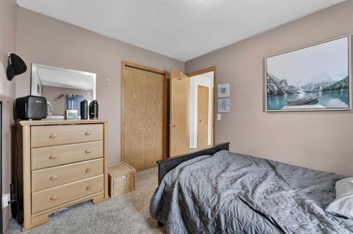 112 Hidden Ranch Crescent Nw, Calgary, AB - Indoor Photo Showing Bedroom