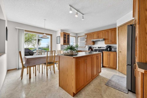 112 Hidden Ranch Crescent Nw, Calgary, AB - Indoor Photo Showing Kitchen