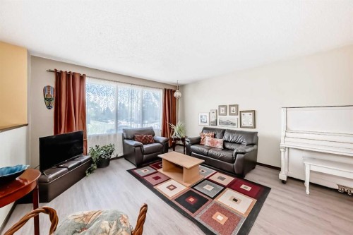 5539 Dalhart Road Nw, Calgary, AB - Indoor Photo Showing Living Room