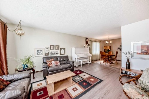 5539 Dalhart Road Nw, Calgary, AB - Indoor Photo Showing Living Room