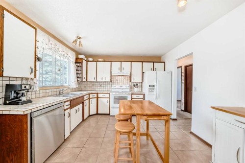 5539 Dalhart Road Nw, Calgary, AB - Indoor Photo Showing Kitchen With Double Sink