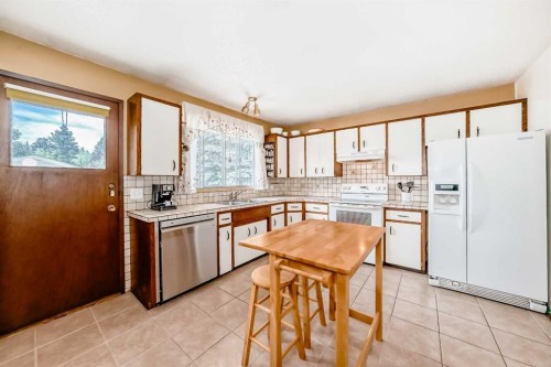 5539 Dalhart Road Nw, Calgary, AB - Indoor Photo Showing Kitchen With Double Sink