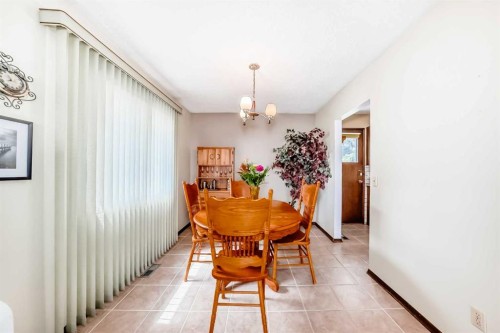 5539 Dalhart Road Nw, Calgary, AB - Indoor Photo Showing Dining Room