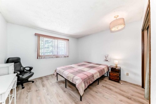 5539 Dalhart Road Nw, Calgary, AB - Indoor Photo Showing Bedroom