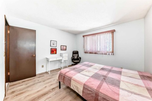 5539 Dalhart Road Nw, Calgary, AB - Indoor Photo Showing Bedroom