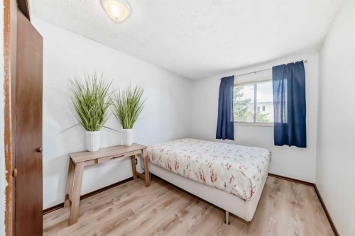 5539 Dalhart Road Nw, Calgary, AB - Indoor Photo Showing Bedroom