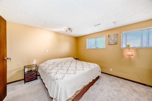 5539 Dalhart Road Nw, Calgary, AB - Indoor Photo Showing Bedroom