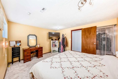 5539 Dalhart Road Nw, Calgary, AB - Indoor Photo Showing Bedroom