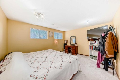 5539 Dalhart Road Nw, Calgary, AB - Indoor Photo Showing Bedroom