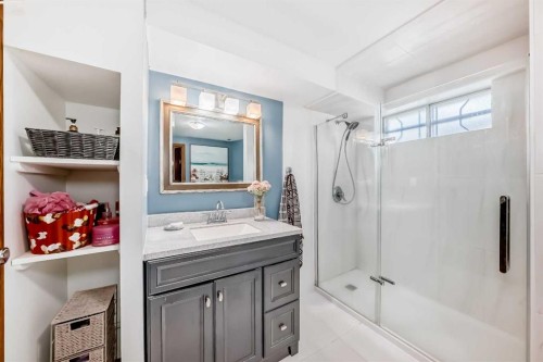 5539 Dalhart Road Nw, Calgary, AB - Indoor Photo Showing Bathroom