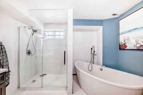 5539 Dalhart Road Nw, Calgary, AB - Indoor Photo Showing Bathroom