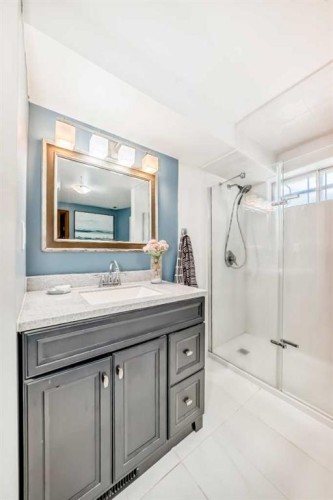 5539 Dalhart Road Nw, Calgary, AB - Indoor Photo Showing Bathroom
