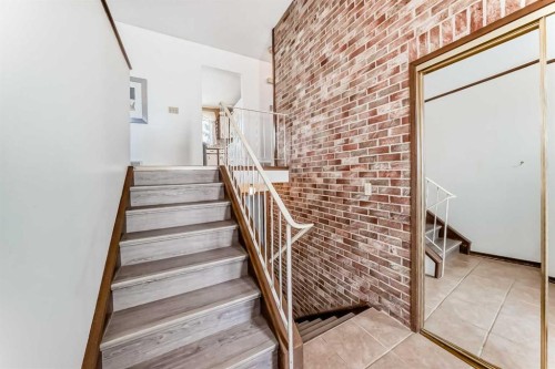 5539 Dalhart Road Nw, Calgary, AB - Indoor Photo Showing Other Room