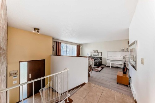 5539 Dalhart Road Nw, Calgary, AB - Indoor Photo Showing Other Room