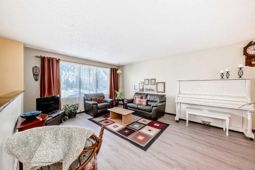 5539 Dalhart Road Nw, Calgary, AB - Indoor Photo Showing Living Room