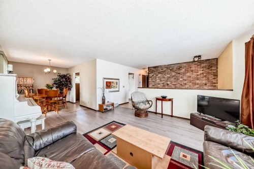 5539 Dalhart Road Nw, Calgary, AB - Indoor Photo Showing Living Room