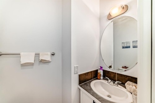 124 Royal Manor Nw, Calgary, AB - Indoor Photo Showing Bathroom
