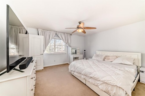 124 Royal Manor Nw, Calgary, AB - Indoor Photo Showing Bedroom