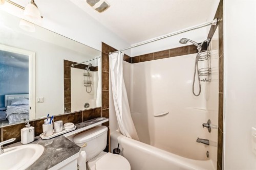 124 Royal Manor Nw, Calgary, AB - Indoor Photo Showing Bathroom