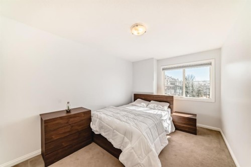 124 Royal Manor Nw, Calgary, AB - Indoor Photo Showing Bedroom