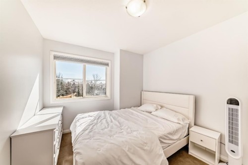 124 Royal Manor Nw, Calgary, AB - Indoor Photo Showing Bedroom