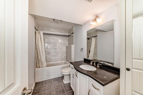 124 Royal Manor Nw, Calgary, AB - Indoor Photo Showing Bathroom
