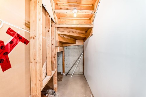 124 Royal Manor Nw, Calgary, AB - Indoor Photo Showing Other Room