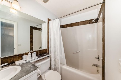 124 Royal Manor Nw, Calgary, AB - Indoor Photo Showing Bathroom