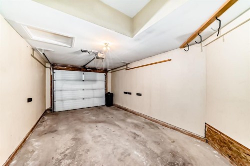 124 Royal Manor Nw, Calgary, AB - Indoor Photo Showing Garage