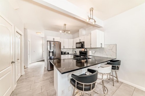 124 Royal Manor Nw, Calgary, AB - Indoor Photo Showing Kitchen With Double Sink
