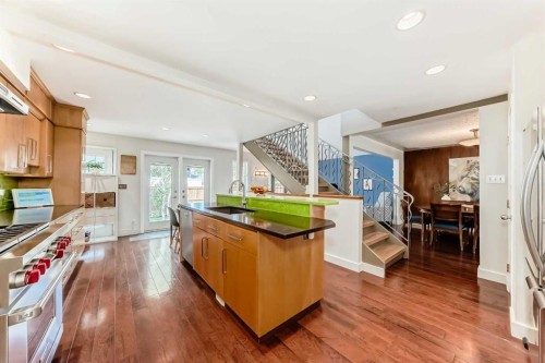 43 Westview Drive Sw, Calgary, AB - Indoor Photo Showing Kitchen