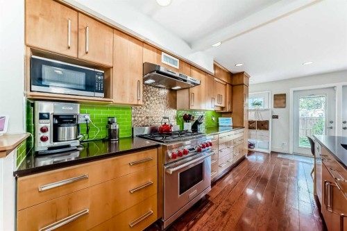 43 Westview Drive Sw, Calgary, AB - Indoor Photo Showing Kitchen With Upgraded Kitchen
