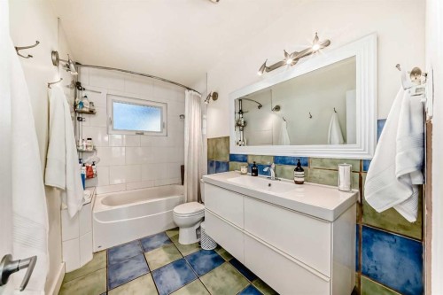 43 Westview Drive Sw, Calgary, AB - Indoor Photo Showing Bathroom
