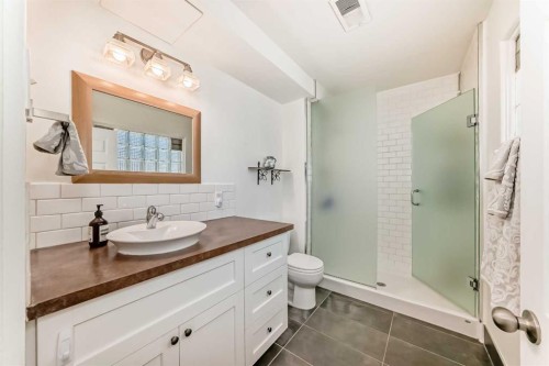 43 Westview Drive Sw, Calgary, AB - Indoor Photo Showing Bathroom