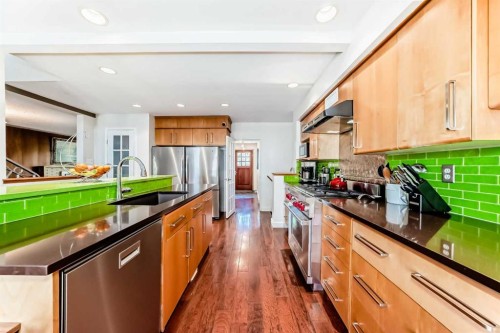 43 Westview Drive Sw, Calgary, AB - Indoor Photo Showing Kitchen With Upgraded Kitchen